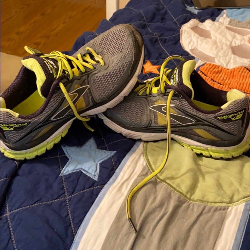 Size 9 men brooks running shoes